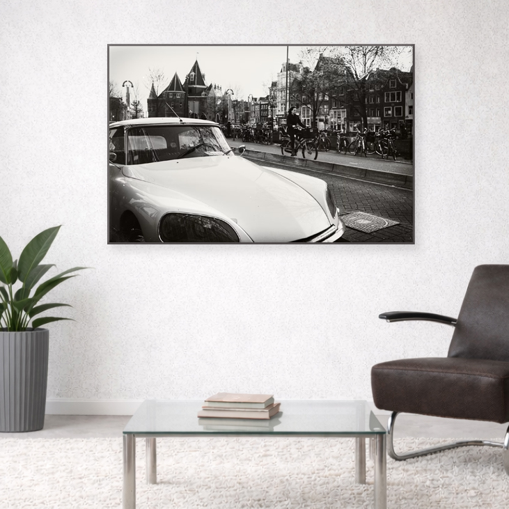 Lees meer over het artikel Citroën DS met op de achtergrond de Nieuwmarkt.