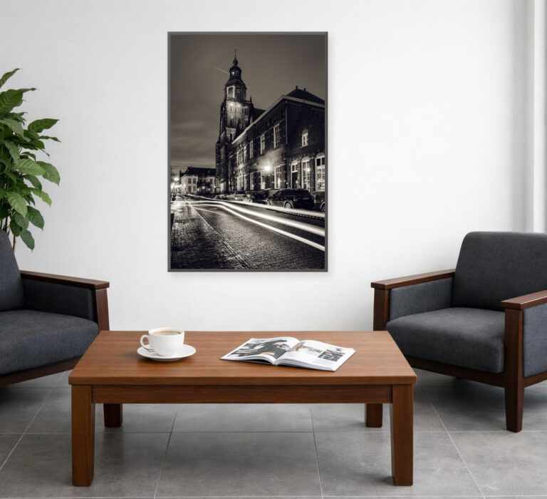 Lees meer over het artikel Nostalgische foto Sint Walburgiskerk, Zutphen bij avond.