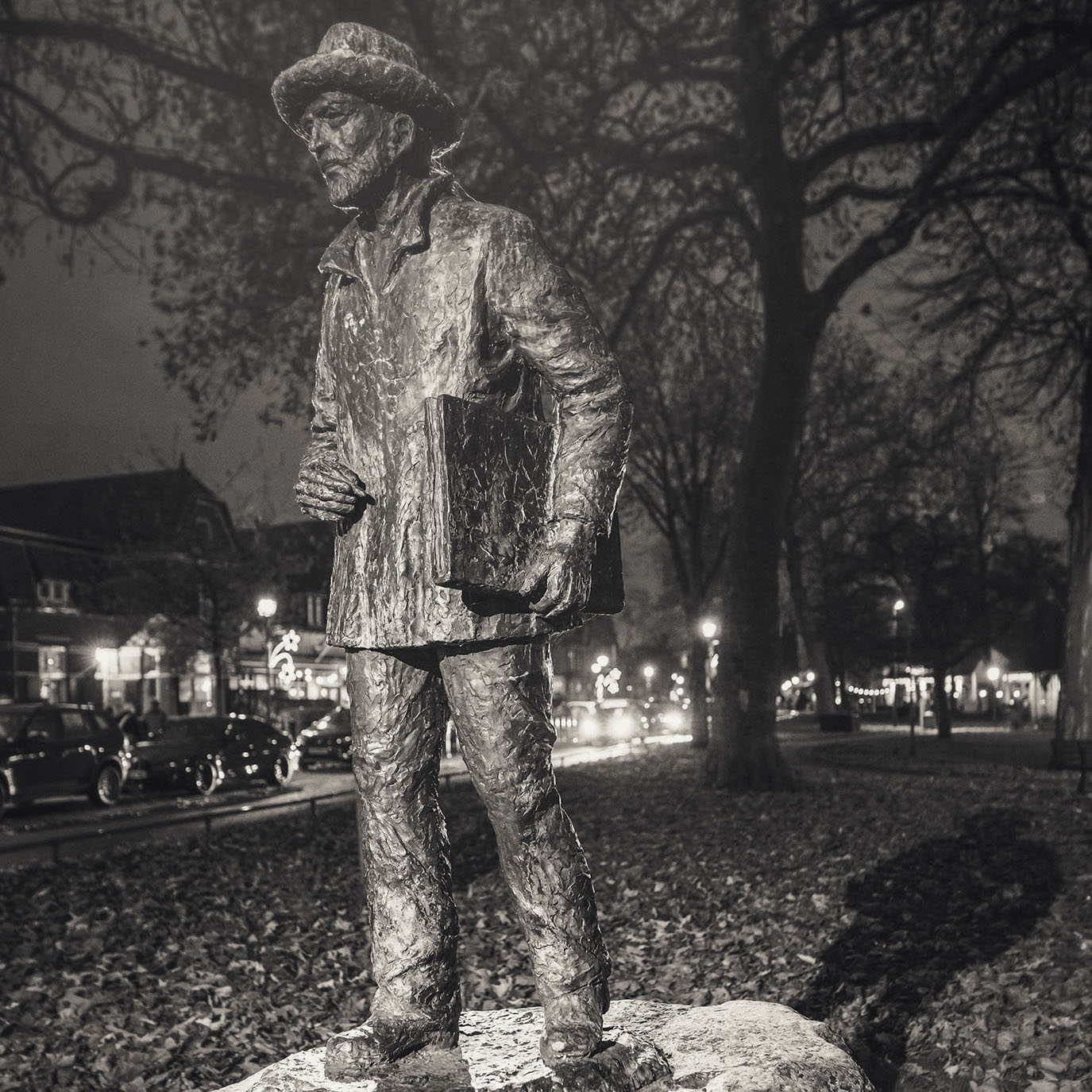 Lees meer over het artikel Van Gogh onderweg, een beeld gemaakt door Klaas van Rosmalen in 1984.