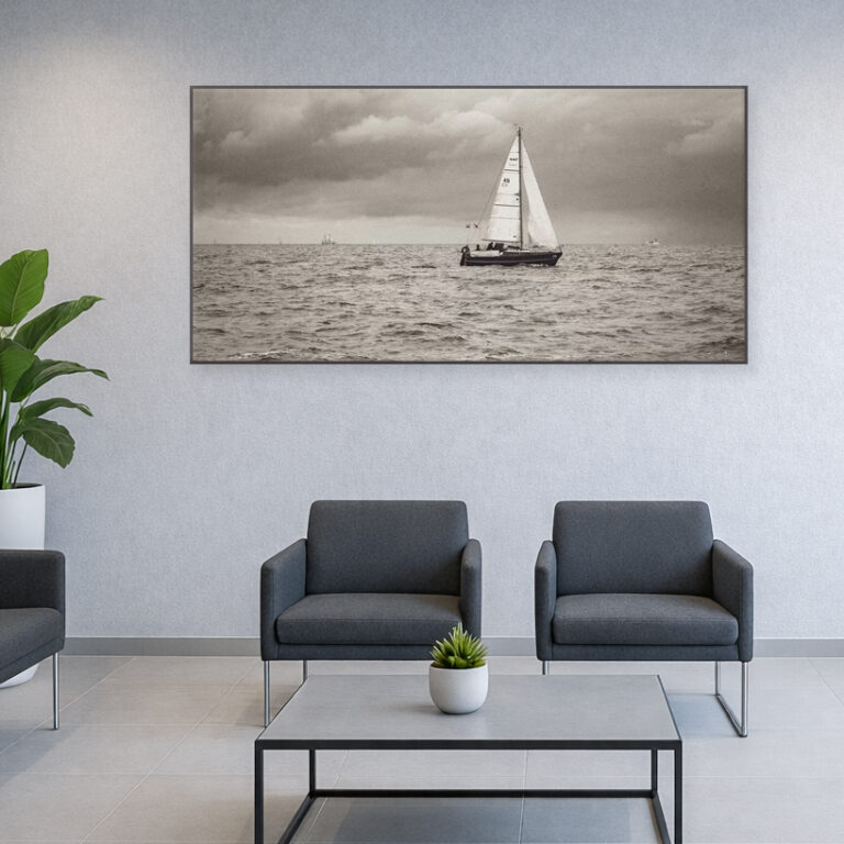 Lees meer over het artikel Zeilboot op het IJsselmeer tijdens een bewolkte zomerdag.