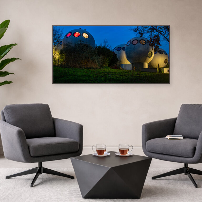 Lees meer over het artikel Bolwoningen in Den Bosch bij avond, als ufo’s.