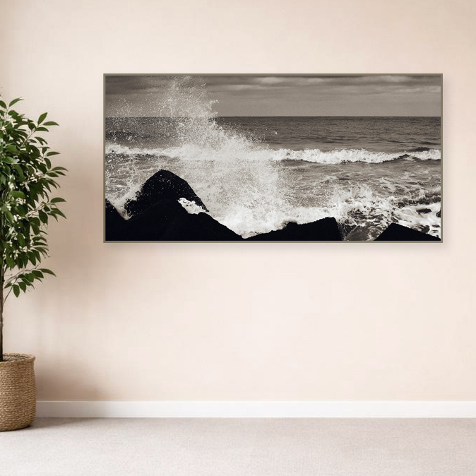 Lees meer over het artikel De wind laat de zee als kunst spetteren tegen de golfbrekers.